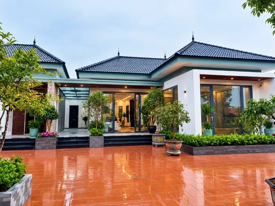 Biệt thự một tầng, sân lát gạch