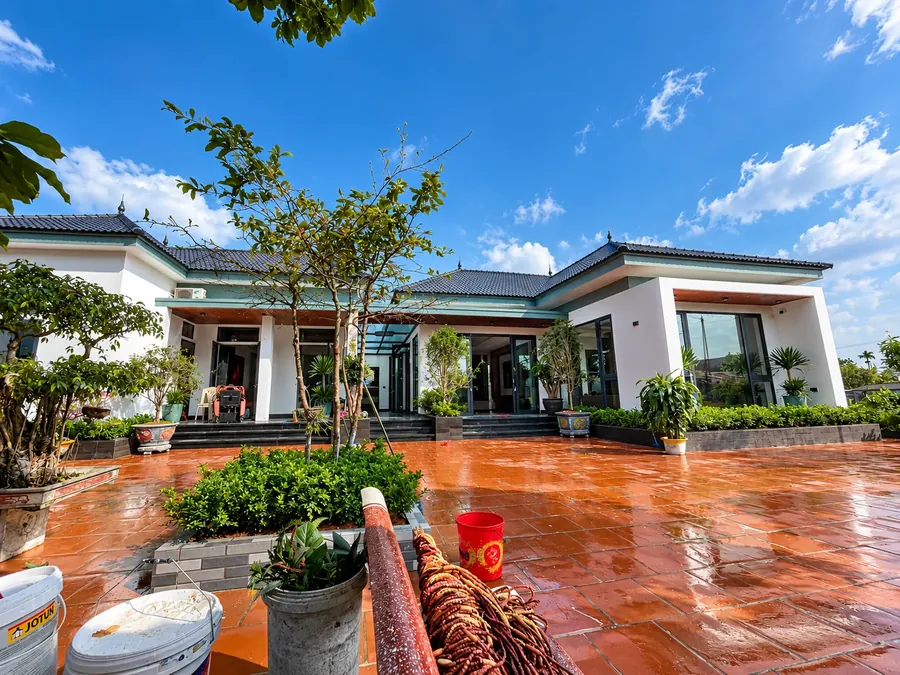 Nhà cấp 4 chữ U, sân lát gạch