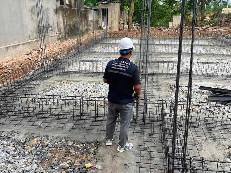 Kỹ sư kiểm tra thép móng, tìm hiểu các loại móng nhà
